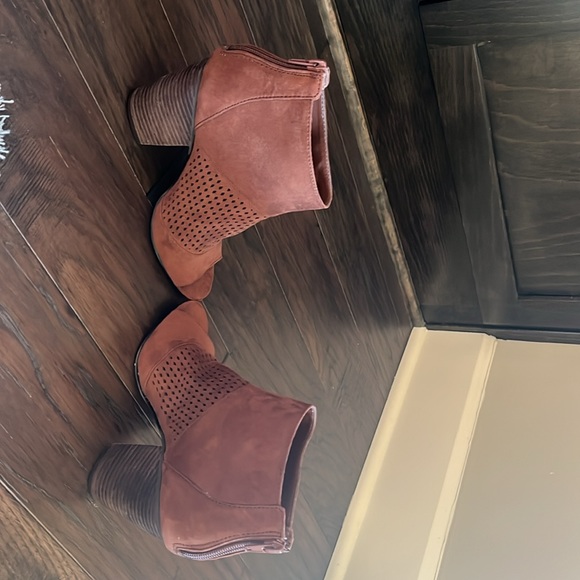 Women’s Carlos Santana Vegan Perforated Shoe Bootie Faux Suede Cognac Size 7 - Picture 5 of 10